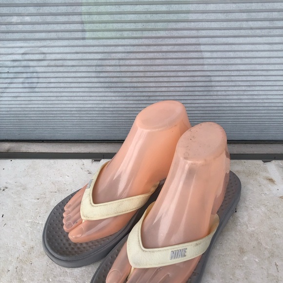 Nike Womens Cream and Gray Flip Flops sandals Size W6 - Picture 3 of 14